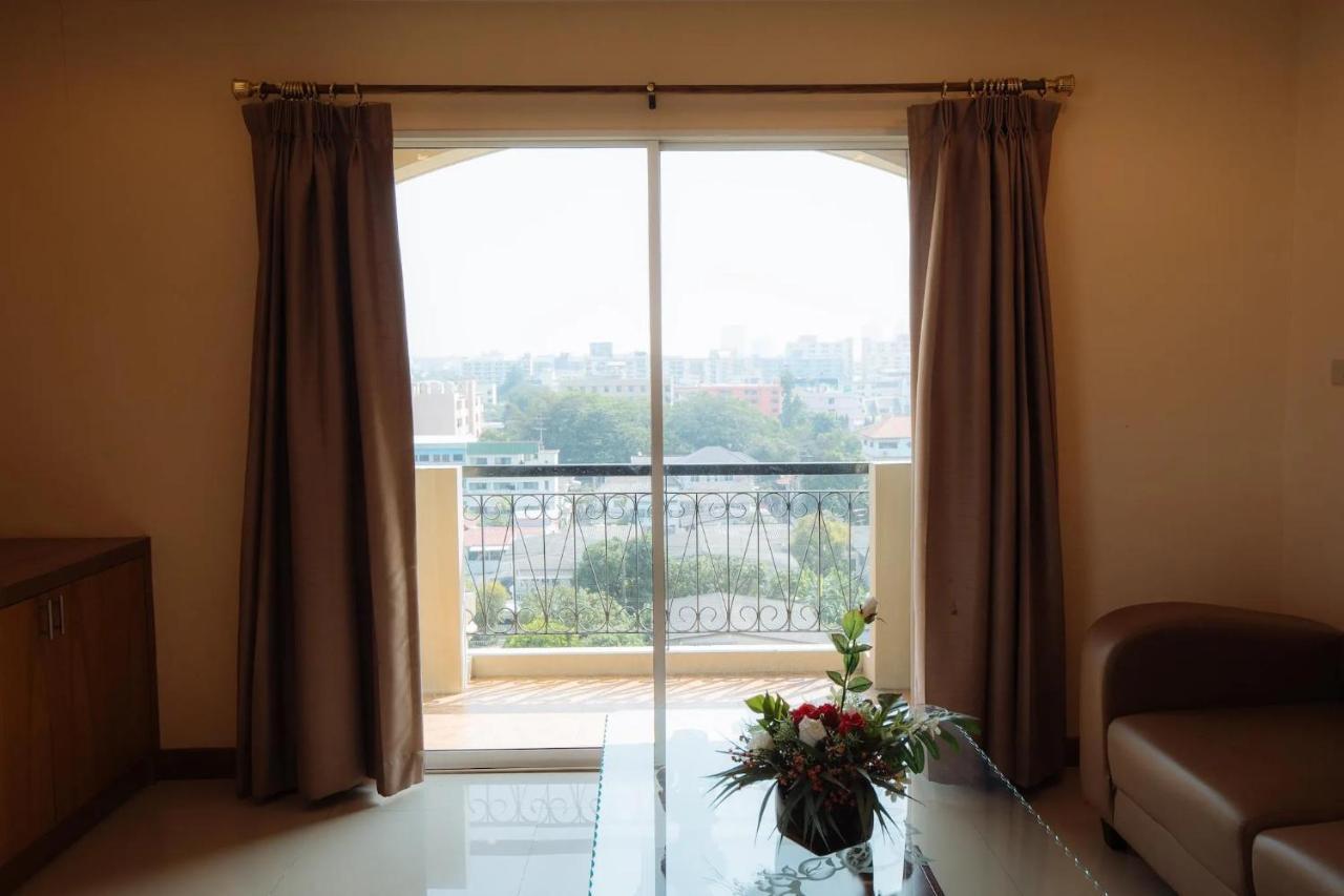 Metro Point Bangkok Hotel Екстериор снимка