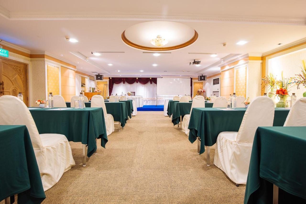 Metro Point Bangkok Hotel Екстериор снимка
