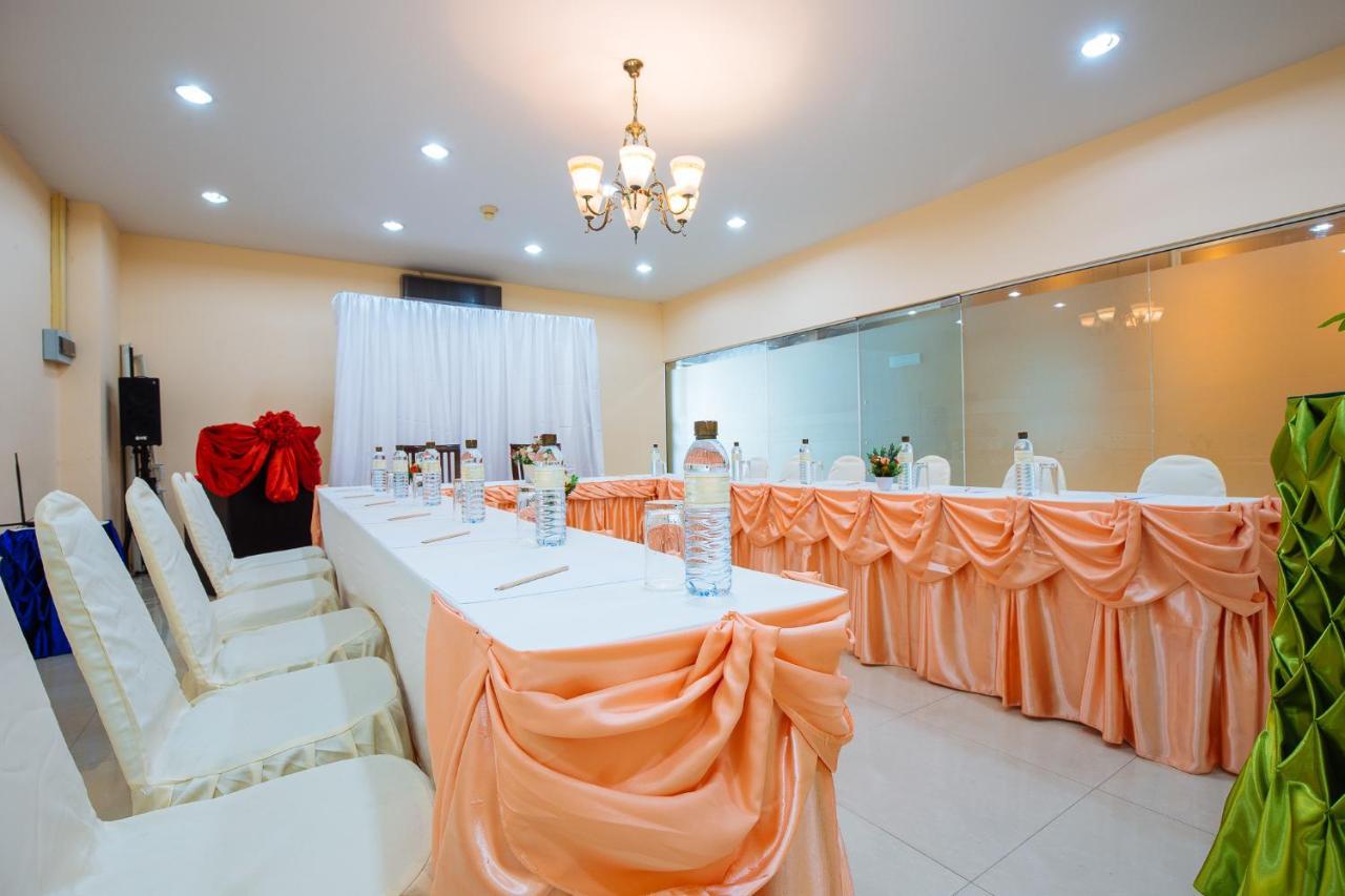 Metro Point Bangkok Hotel Екстериор снимка